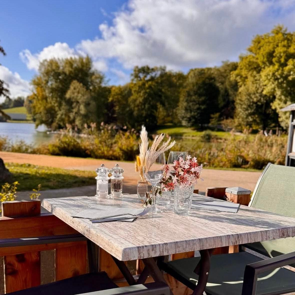 Table dressée en terrasse, lumière d'automne