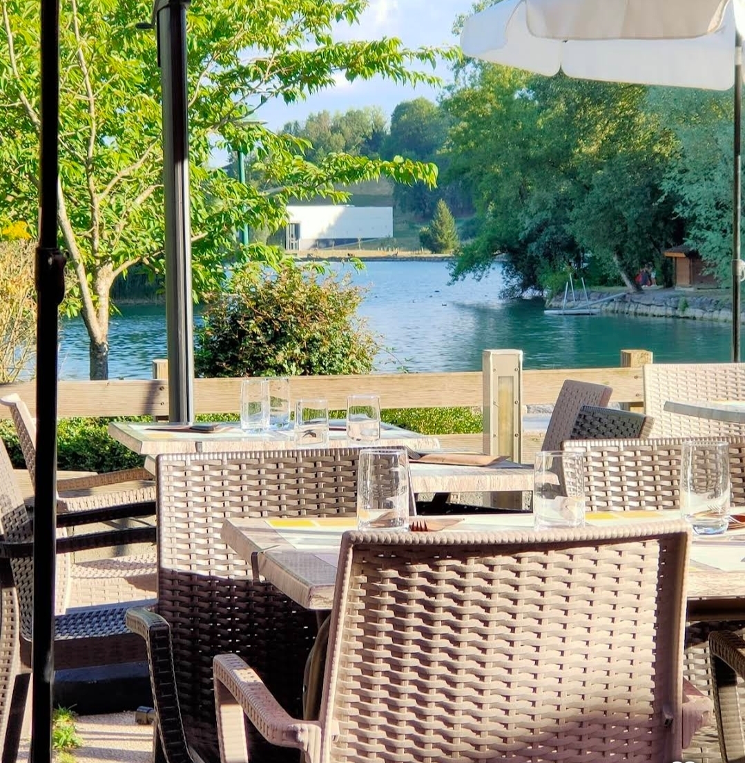 Tables de la terrasse face au lac